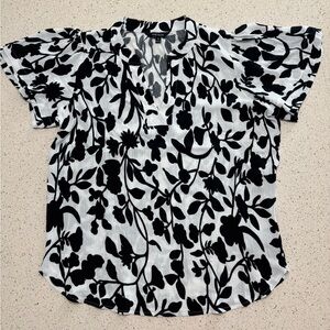 Black & White Floral V-Neck Blouse by Well Worn